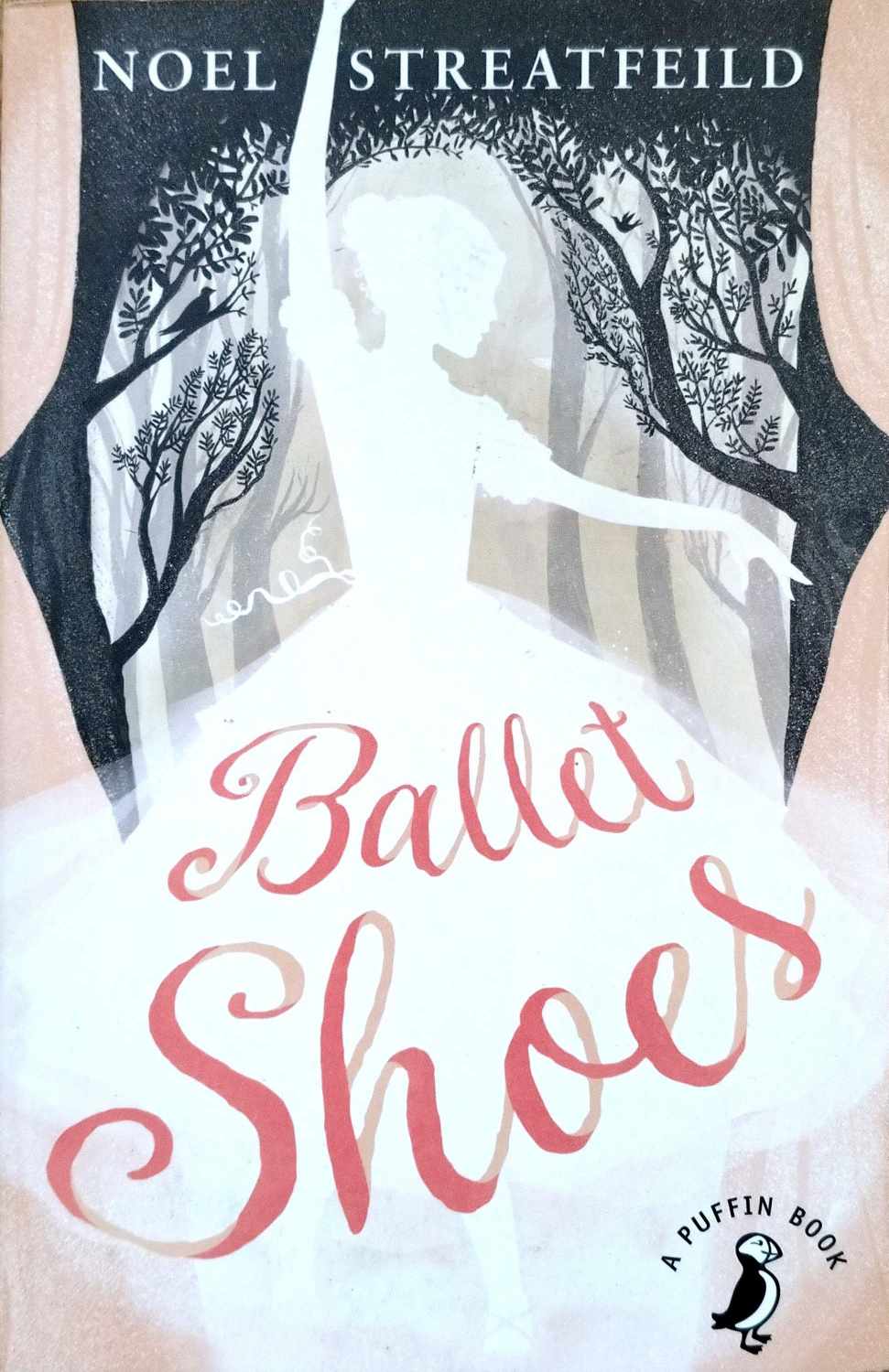 צילום של הספר Ballet Shoes / Noel Streatfeild.