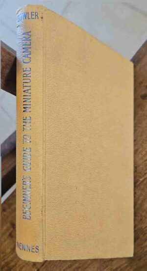 צילום של הספר Beginner’s Guide to the Miniature Camera / Stanley W. Bowler (Newnes, London, 1962)