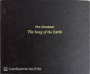 צילום של הספר The Song of the Earth / Ora Abrahami